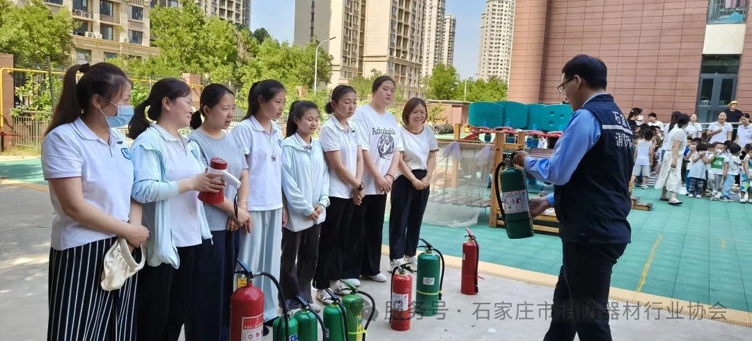 消防培训进园所 安全守护“童”成长 ——石家庄消防器材行业协会(图4) 消防培训进园所 安全守护“童”成长 ——石家庄消防器材行业协会(图4)